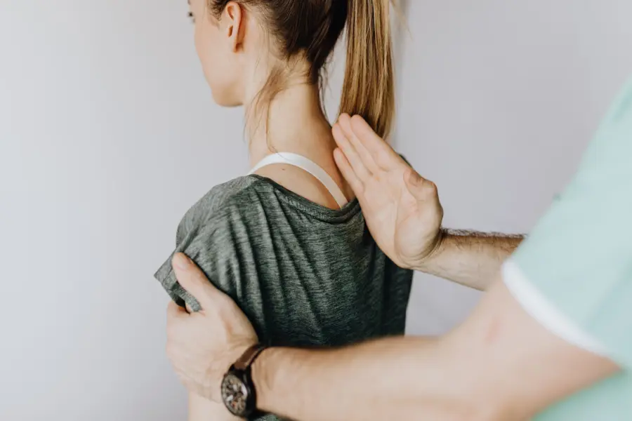 Come l'osteopatia può aiutare a contrastare il mal di schiena e migliorare la postura