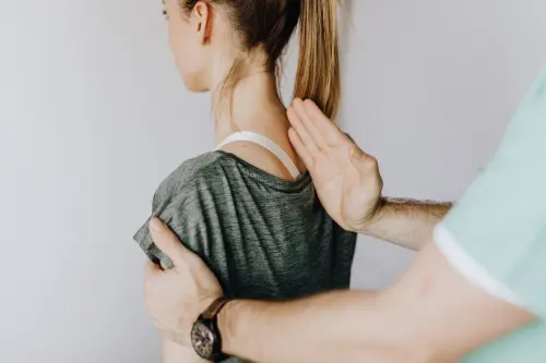 Come l'osteopatia può aiutare a contrastare il mal di schiena e migliorare la postura