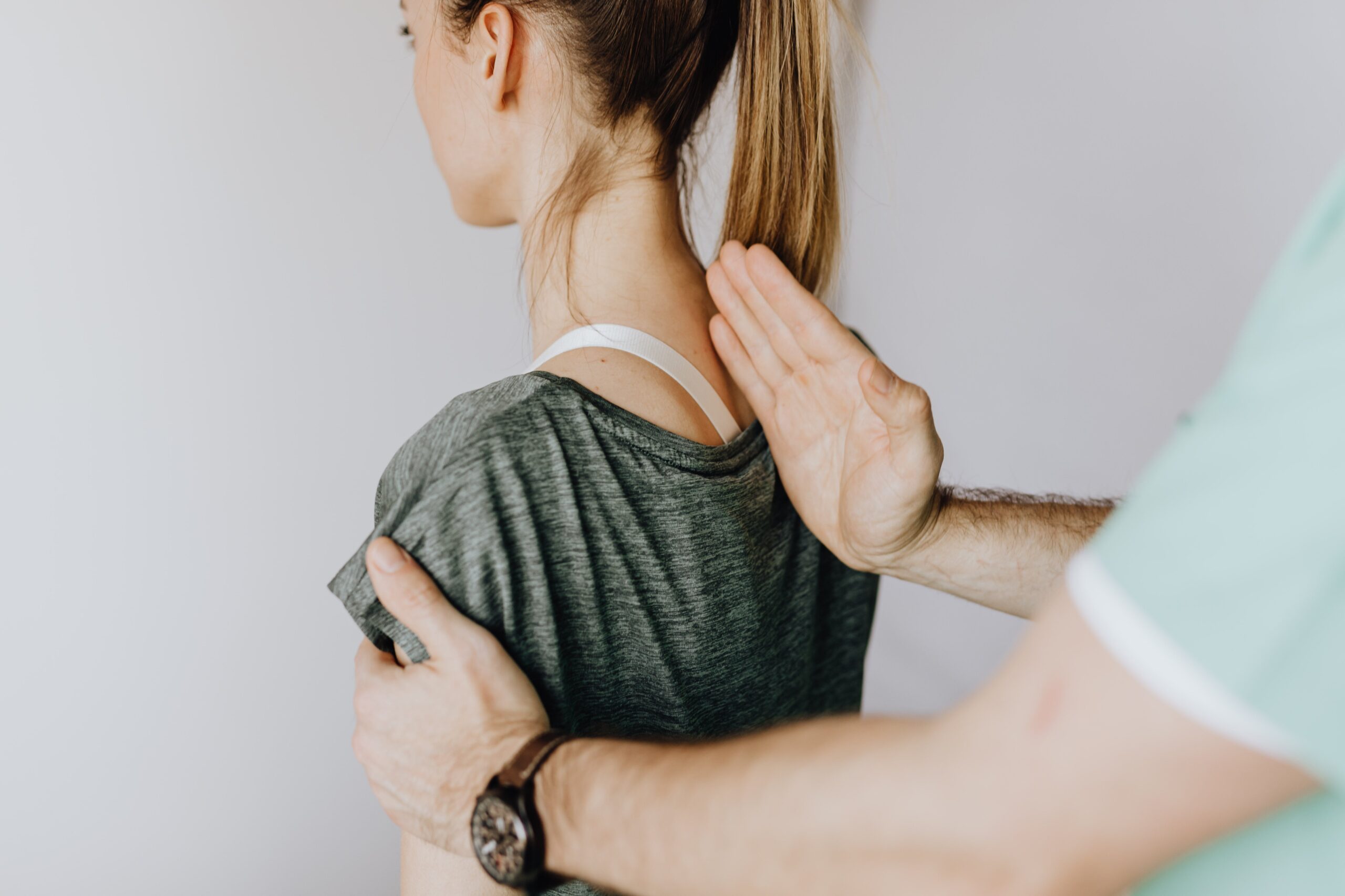 Come l'osteopatia può aiutare a contrastare il mal di schiena e migliorare la postura