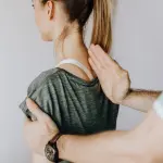 Come l'osteopatia può aiutare a contrastare il mal di schiena e migliorare la postura